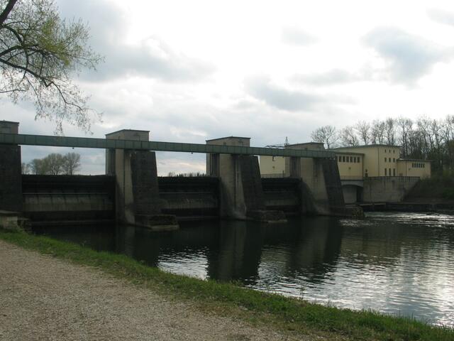 Blick auf das Kraftwerk am Lech bei Ellgau
