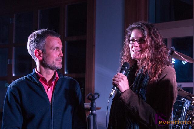 Benefizkonzert 2014 für Kinder in Sri Lanka: Friedbergs Bürgermeister Roland Eichmann im Gespräch mit Little Smile Volontärin Stephanie Pfannenstein