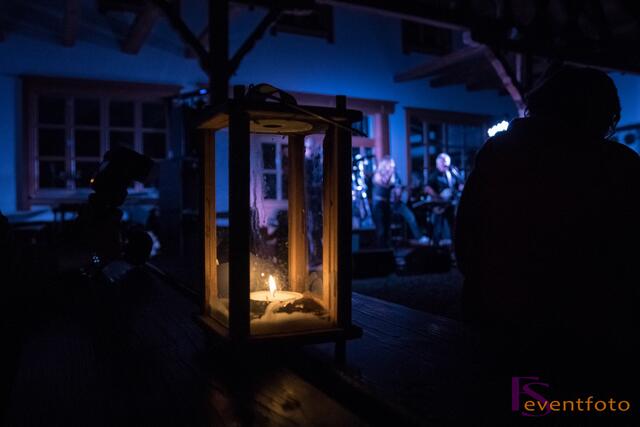 Benefizkonzert 2014 für Kinder in Sri Lanka: Stimmungsvolle Atmosphäre im Biergarten vom Landgasthof Koller in Hergertswiesen