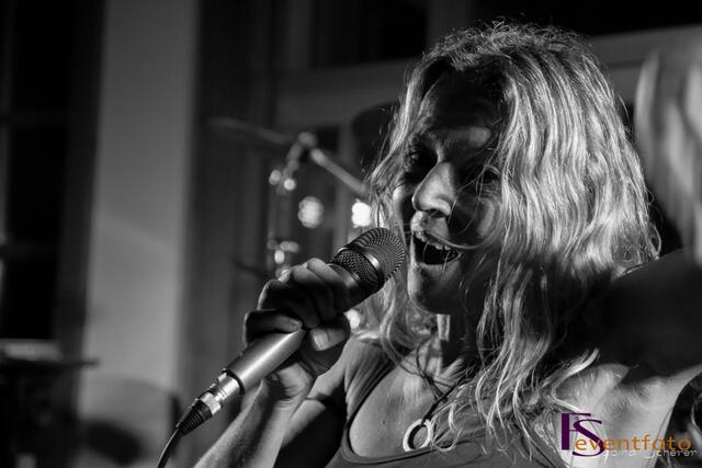 Benefizkonzert 2014 für Kinder in Sri Lanka: Die Augsburger Free Electric Band rockte ohne Gage für die gute Sache. Überragend: Sängerin Manuela "Manü" Thoms