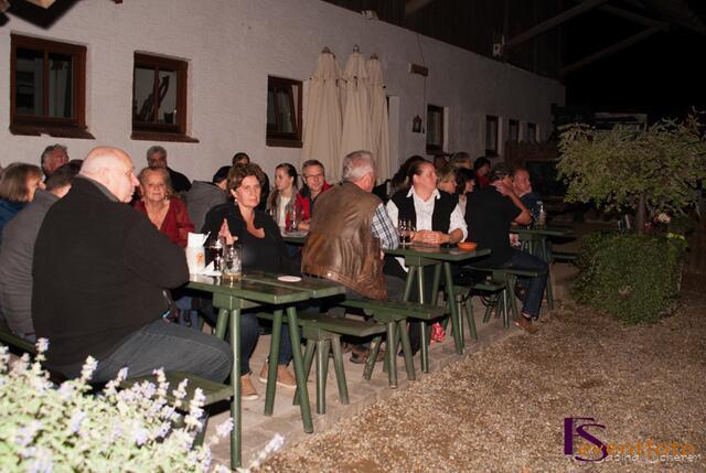 Benefizkonzert 2014 für Kinder in Sri Lanka: Im gut besuchten Biergarten von Landgasthof Koller in Hergertswiesen gab es begeisterte Zuhörer für die Musik der Augsburger Free Electric Band