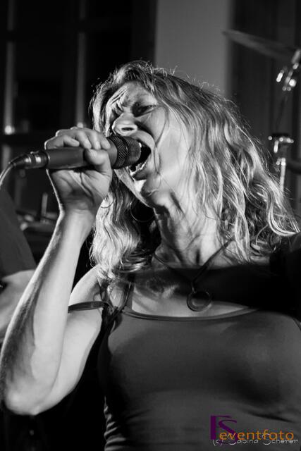 Benefizkonzert 2014 für Kinder in Sri Lanka: Die Augsburger Free Electric Band rockte ohne Gage für die gute Sache. Überragend: Sängerin Manuela "Manü" Thoms