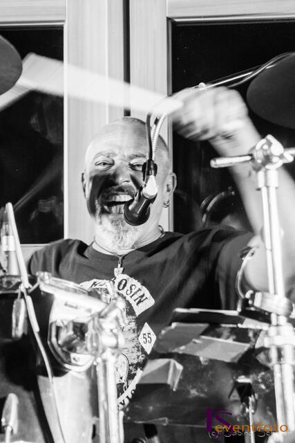 Benefizkonzert 2014 für Kinder in Sri Lanka: Die Augsburger Free Electric Band rockte ohne Gage für die gute Sache. Drummer Wolfgang Riß in Action