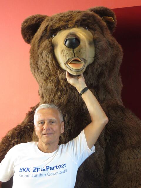 Dr. Heinz Schwarz bei der Spendenübergabe für Krebskranke Kinder | Foto: Firma Steiff