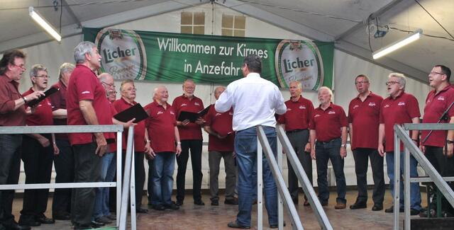Uwe Gerike dirigierte die Sänger des MGV Cölbe.