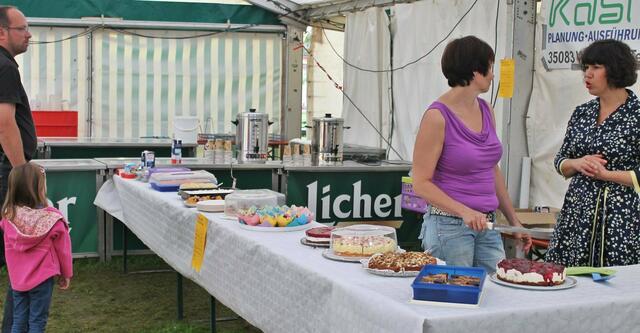 Die Kuchentheke im Festzelt.