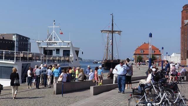 Vom Alten Hafen starten die Ausflugsschiffe zu Rundfahrten in der Wismarbucht. Foto: Helmut Kuzina