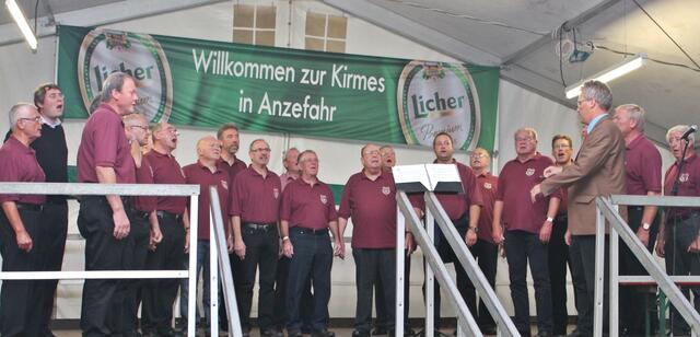 Unter der Leitung ihres Dirigenten Klaus Fillsack trugen die Mitglieder des MGV Niederwald unter anderem den Chor "Hochzeit der Frösche" vor.