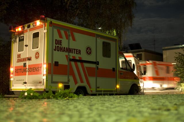 Wie Perlen an einer Kette aufgereiht rollen die Rettungswagen aus dem Bereitstellungsraum. | Foto: Johanniter/Antje Heilmann