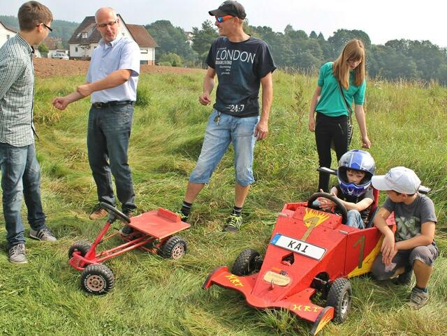 Im Fahrerlager werden noch letzte Tipps für die Kurventechnik auf der Strecke  gegeben.