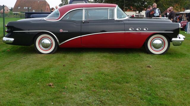 1954er Buick Special, wenn ich nicht irre. Ab dieser Zeit deuteten sich so langsam die in Mode kommenden Heckflossen an.
