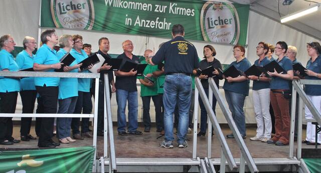 Der Gesangverein Kleinseelheim unter der Leitung ihres Dirigenten Peter Dippel.