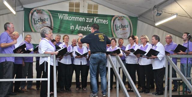 Der Gemischte Chor Erksdorf war erstmals in Anzefahr zu Gast und wurde von Peter Dippel dirigiert.