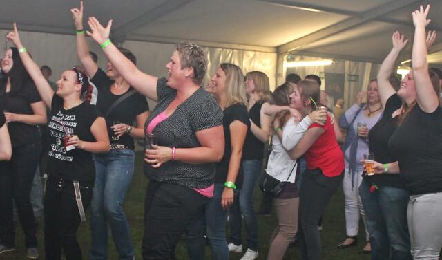 Das Publikum sang und klatschte rhythmisch die Pop- und Rocksongs der Coverband 'Crossfire' mit.