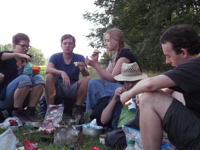 Zum Frühstück gab es Brot, Marmelade, Nutella, Erdnussbutter, sowie frisches Obst, Kaffee und 'Fahrtenmüsli'. Letzteres ist ein besonders gehaltvolles Müsli, das mit Milchpulver versetzt ist, sodass man es auch mit Wasser anrühren kann.