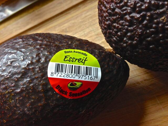 Die Avocado: Ich nehme am liebsten die dunklen "Hass"-Avocado, da sie aromatischer sind. Man kann aber auch die mildere, grüne "Fuerte" nehmen (andere Sorten gibt es in Deutschland kaum zu kaufen). Sie sollten sehr reif und weich sein, aber keine Druckstellen haben, da diese innen schnell faulen.
