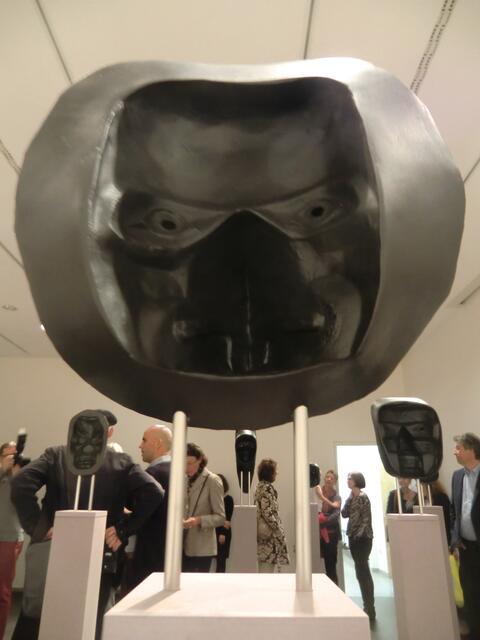 Im Ausstellungsraum verändern sich die Objekte vom Gegenstand der Maskierung und des Versteckspiels bis zum Kultobjekt