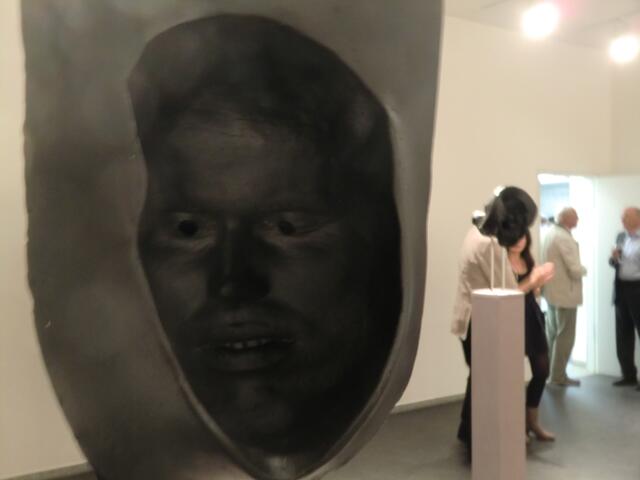 der Raum zwischen Maske und Träger wird als Masse greifbar. Hier der Innenabdruck des Gesichtes von Michael Fliri: Je nach Standposition scheint es den Museumsbesucher aus einem anderen Blickwinkel an zu schauen