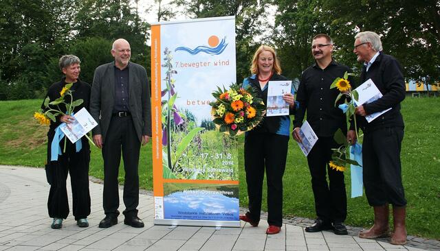 von links: Anke Sauer (3.Preis), Christof Nolda (Stadtbaurat der Stadt Kassel), Reta Reinl (Kuratorin "bewegter wind e. V."), Burkhard Ulickza (2.Preis), Wolfgang Heuwinkel (Lobende Erwähnung)