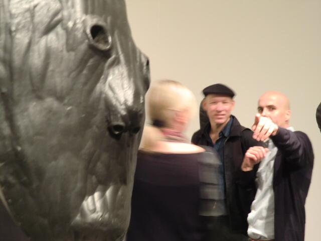 Der Künstler Michael Fliri (ganz rechts im Bild) mit Ausstellungsbesuchern und einer seiner Plastiken