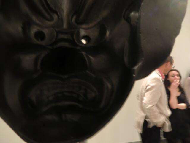 das zornbeladene Gesicht dieser japanischen Dämonenmaske beeindruckt den Besucher dieser Ausstellung