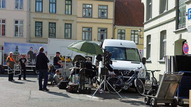 Produktionsfahrzeuge für Dreharbeiten auf dem Platz "Am Schilde" (Foto: Helmut Kuzina)