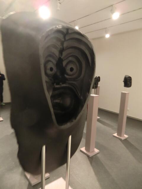 Der Abdruck einer nordamerikanischen Falschgesichtmaske der Iroqois wird zur Innenansicht.