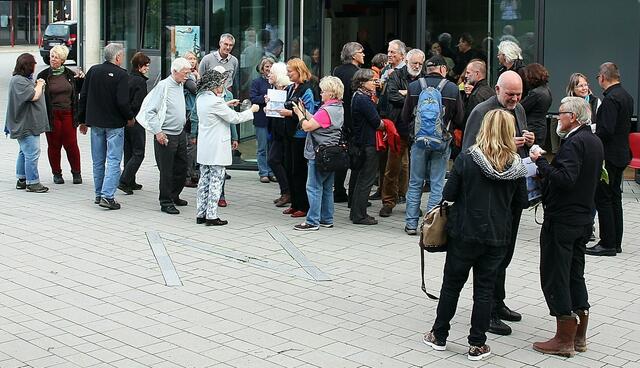 Gedankenaustausch der Besucher/innen und Künstler/innen der 7. Windkunstausstellung "bewegter wind - between" vor der Aula der Grundschule Schenkelsberg