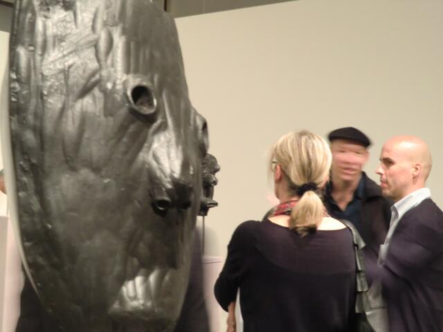 Michael Fliri (ganz rechts im Bild) mit Ausstellungsbesuchern