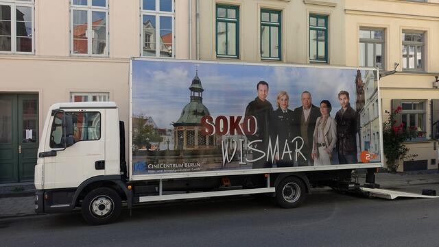 Das SOKO-Wismar-Team, abgebildet auf einem der Produktionsfahrzeuge (Foto: Helmut Kuzina)