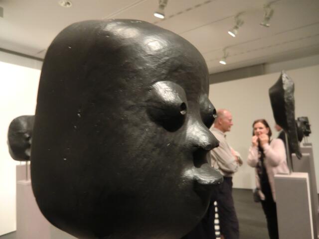 Gigantische Massekongregationen erfüllen den Zwischenraum hinter einer zarten kleinen japanischen Nohmaske bis zum Gesicht des Trägers