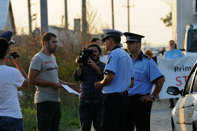 Kampagnendirektor Gabriel Paun forderte die Polizei auf, die LKW-Tür zu öffnen | Foto: Vier Pfoten Matthias Schickhofer