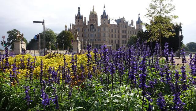 Touristischer Hauptanziehungspunkt ist das Schloss auf der Insel des Schweriner Sees. Foto: Helmut Kuzina