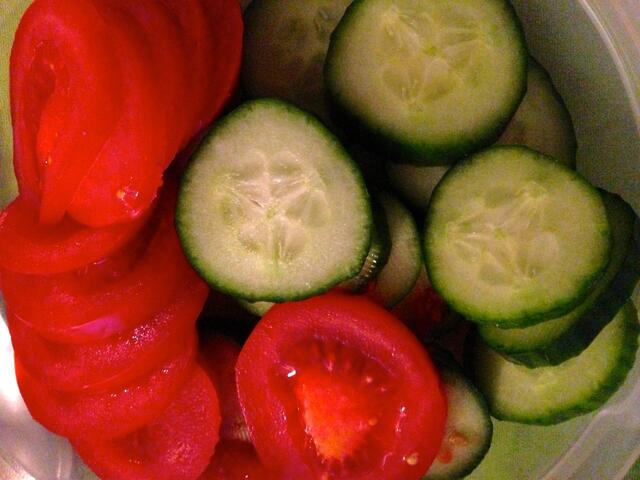 Tomaten- und Gurkenscheiben