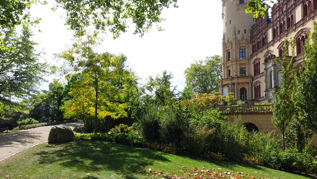 Der Weg führt rund um die Schlossanlage und bietet zahlreiche Aussichtsstationen. Foto: Helmut Kuzina