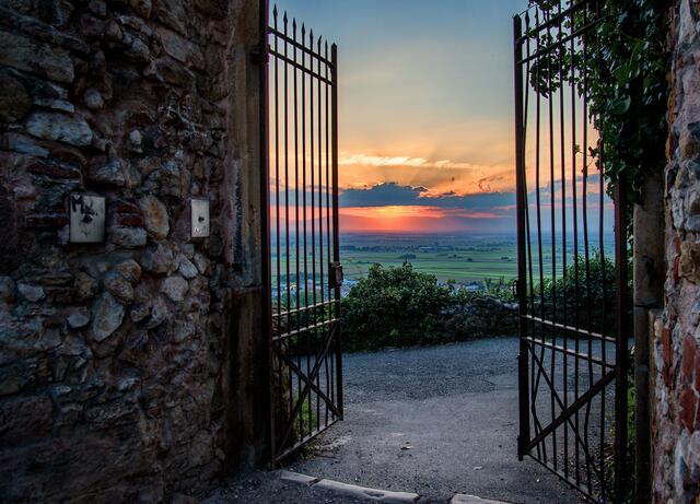 Blick von der Staufener Burg auf den Sonnenuntergang in den Vogesen