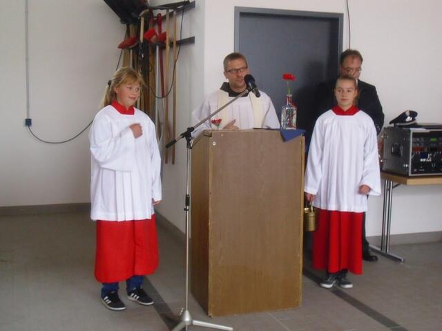 Pater Joshua und seine Messdiener bei der Weihe des Hauses