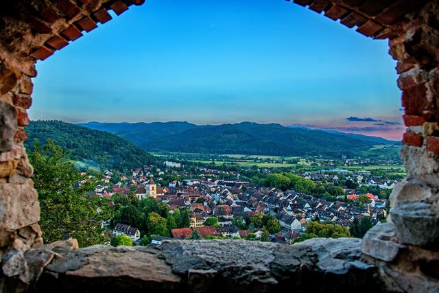 Blick auf Staufen und den Schwarzwald, zur Blauen Stunde