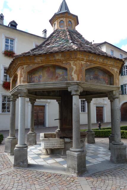 In den Fresken oben sind die 7 Weltwunder dargestellt …. 
Und als 8 tes: Kloster Neustift 