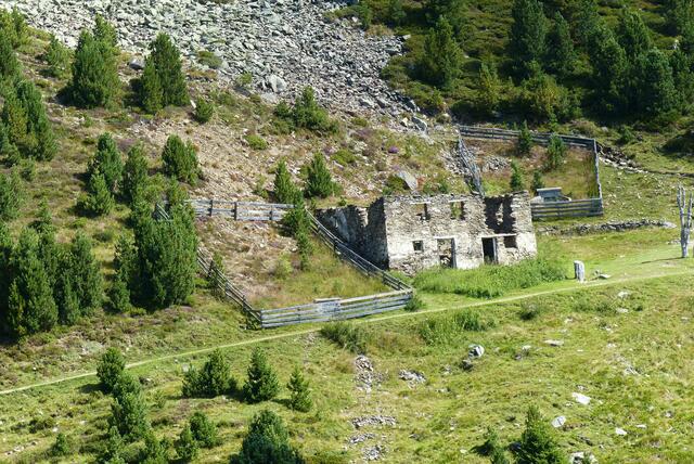 eine Ruine  - das war früher die Alm, die von Hirten etc. genutzt wurde und bei einem Brand zerstört wurde ..... nicht weit entfernt wurde die neue Almhüte gebaut