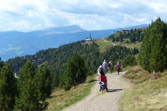 unser Ausgangspunkt ist schon in Sicht .... Hier (rechts) ist das Haus (von der anderen Seite aus) vom Rätsel zu sehen