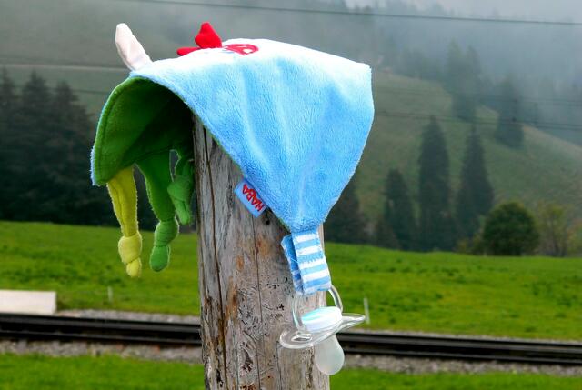 Andere lassen Erinnerungsstücke zurück.