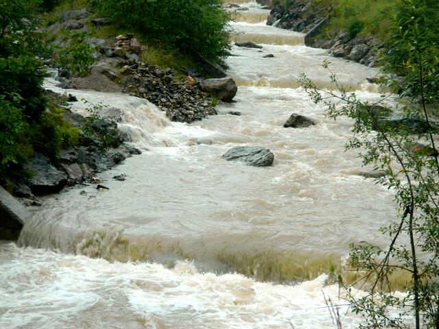 Ist es das Wasser, das durch den Regen die Berge abträgt?