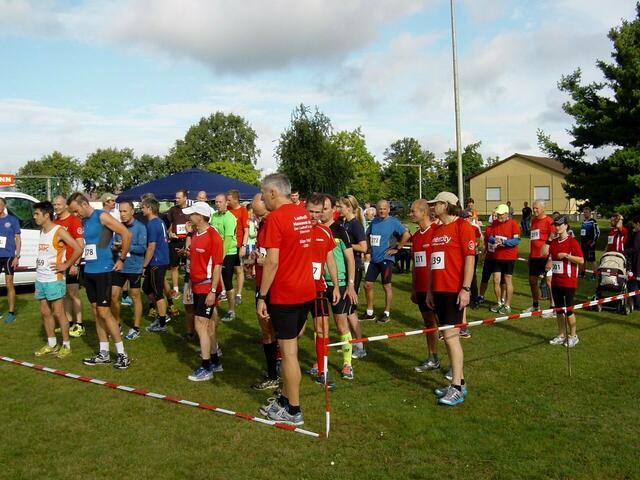 Wasserwerklauf Elze 2014 ● Die Teilnehmer sammeln sich im Startbereich.