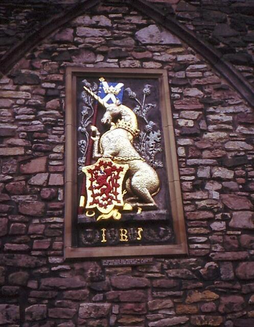 Das Symboltier Schottlands ist das Einhorn, hier auf einem Stein für 'Jacobus Rex Scotiae' in der Nähe von Holyrood Palace, Sitz der Königin in Edinburgh.
