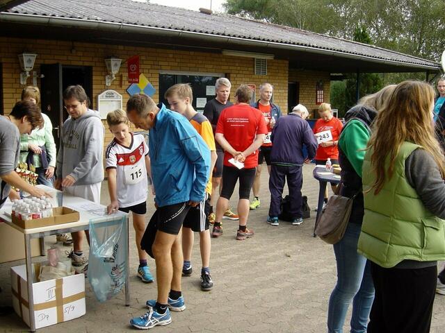 Wasserwerklauf Elze 2014 ● Startnummerausgabe vor dem Vereinsheim BG Elze