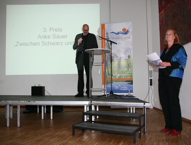 Christof Nolda, Stadtbaurat der Stadt Kassel,  verlas die Begründung der Jury und überreichte zusammen mit Reta Reinl, "bewegter wind e.V.", die Preise.