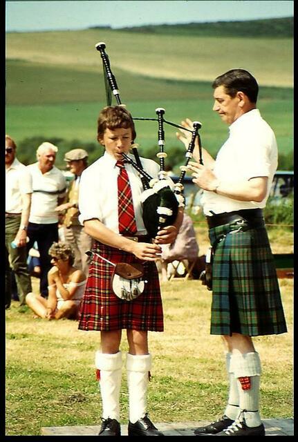 Tradition spielt bei den Highland Games (hier Nähe Mull of Kintyre) eine große Rolle. Der Pipe Major mit seinem Schüler.