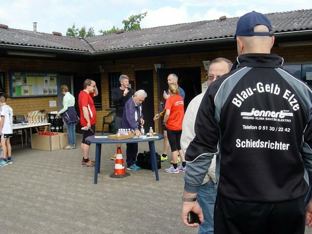 Wasserwerklauf Elze 2014 ● So – nun weiß der Athlet wofür „BG“ steht.