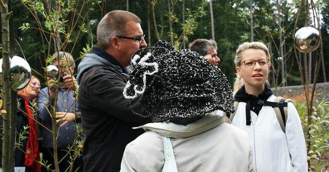 Viele der Künstler - wie hier Burkhard Uliczka - nahmen bei der Eröffnungsveranstaltung Stellung zu ihren Kunstwerken und beantworteten geduldig die Fragen der anwesenden Gäste und Kollegen.